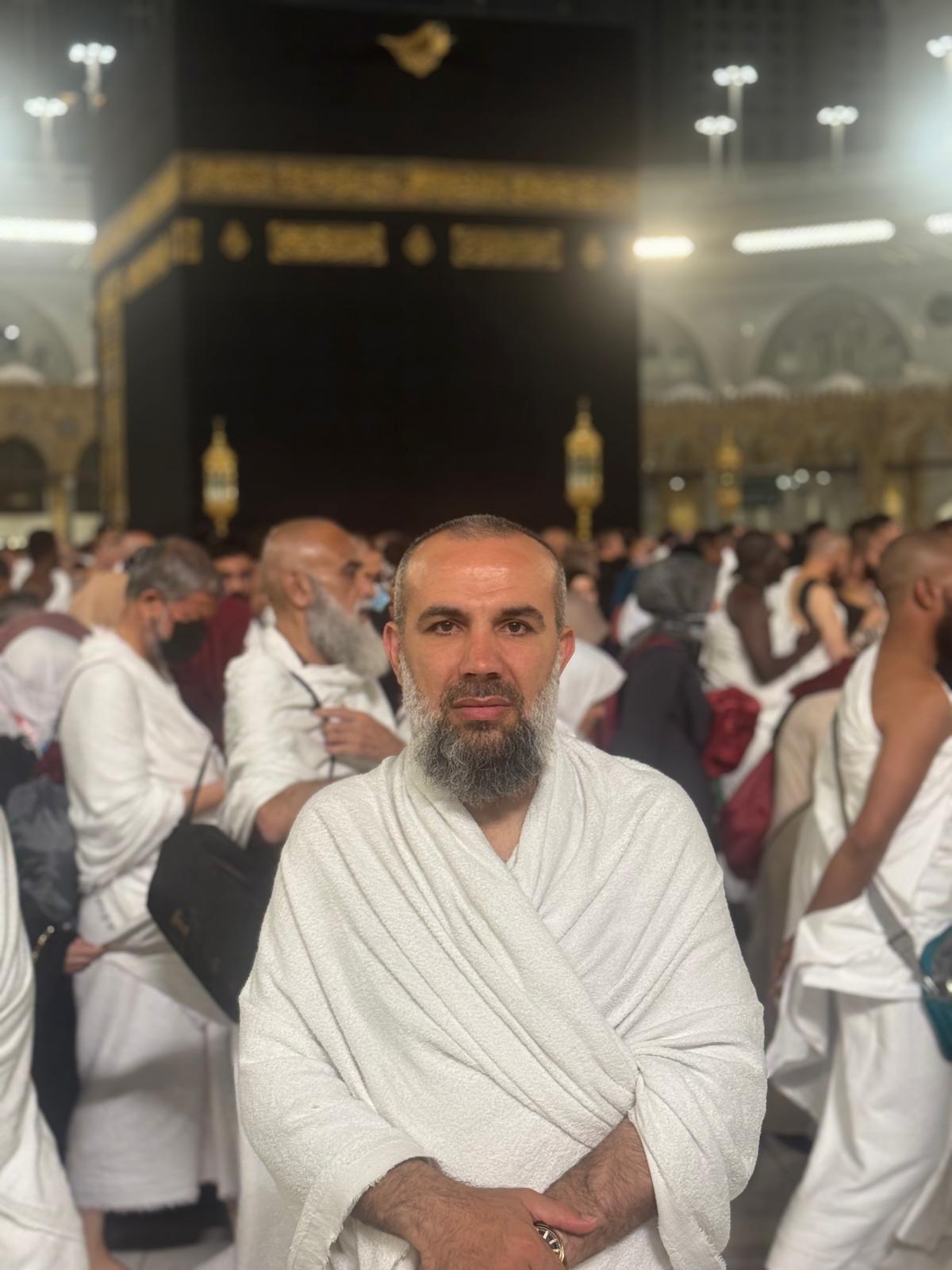 Orhan Orun Hoca ihramlı olarak Kâbe-i Muazzama önünde